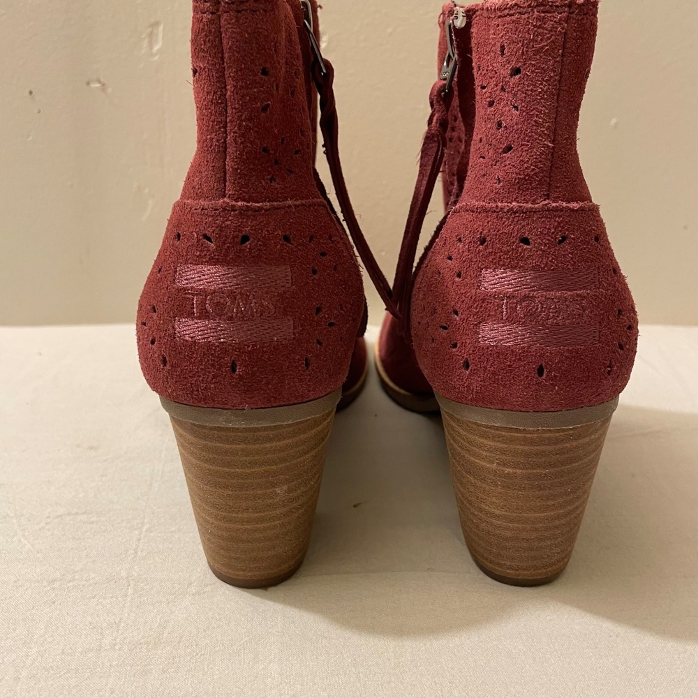 TOMS Women's 6.5 Suede Peep Toe Ankle Booties Laser‎ Cut Heel Boot Red Wine - Picture 4 of 8